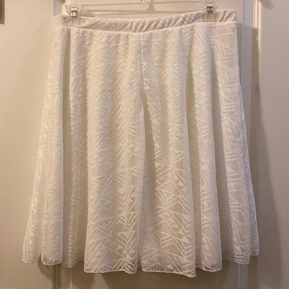White lace flared skirt - Picture 2 of 5